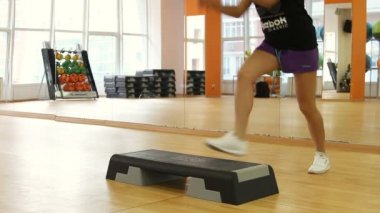 Rostov on Don, Rusya Federasyonu - 05 Ocak 2014: güzel kadın bacaklar egzersiz sırasında adım gemide.