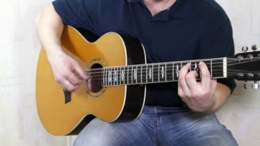akustik gitar çalmaya en iyi oyuncusu. gitarist elleri ile müzik aleti