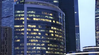 modern ofis büyük pencereler geceleri Binası