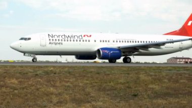 Volgograd, Rusya Federasyonu - 18 Ağustos 2017: Nord rüzgar şirket uçağı önce kalkış pist üzerinde