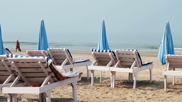 Liegestuhl Mit Sonnenschirm Strandnähe — Stockvideo