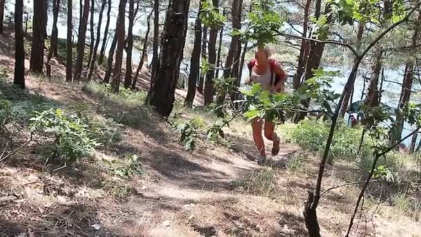 Menina Bonita Com Uma Mochila Campanha Turismo — Vídeo de Stock