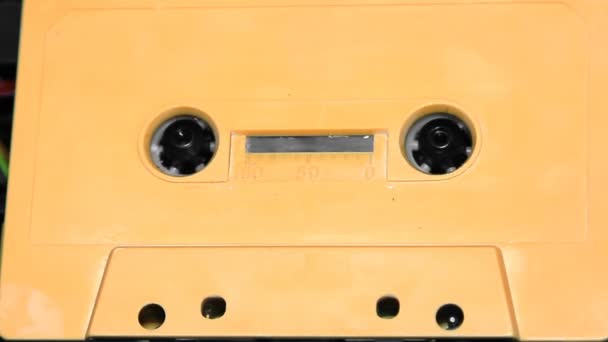 与一个空白的白色标签的老式音频盒式磁带 — 图库视频影像
