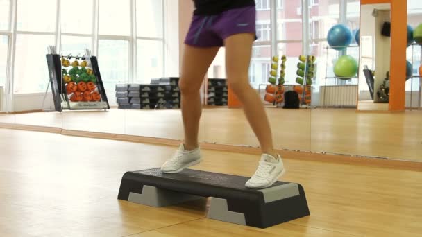 ロストフのドン ロシア 2014 運動中にステップ ボードの美しい女性の足 — ストック動画