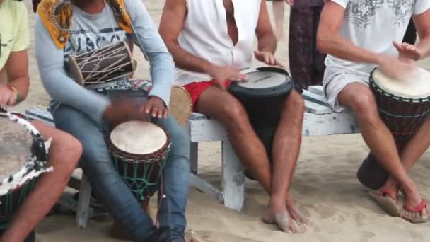 Goa India Febrero 2015 Hombre Identificado Tocando Tambor Playa — Vídeos de Stock