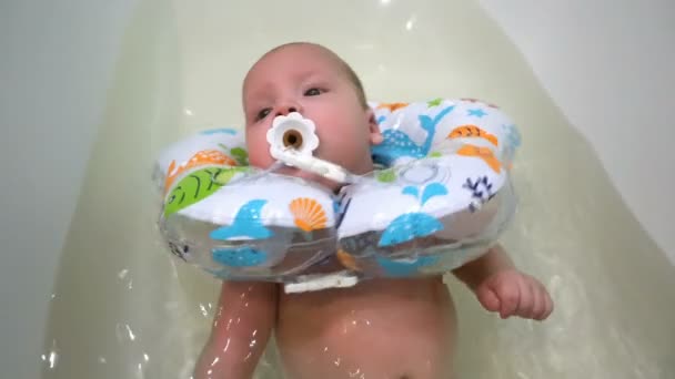 Μικρό Αγόρι Κολύμπι Στην Ασφαλή Κολύμβηση Μωρό Δαχτυλίδι Λαιμό Για — Αρχείο Βίντεο