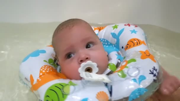 Pequeño Niño Nadar Bebé Seguro Natación Cuello Anillo Para Baño — Vídeos de Stock