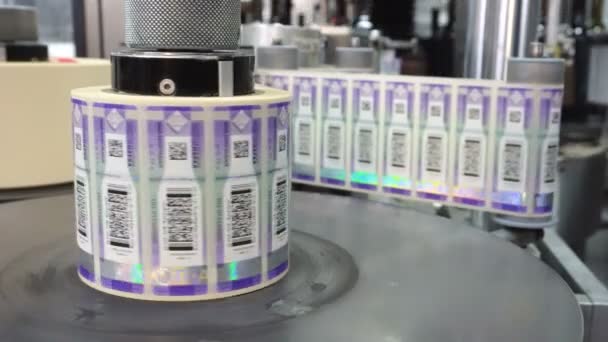 Máquina Que Aplica Sellos Impuestos Especiales Para Productos Vitivinícolas Una — Vídeo de stock