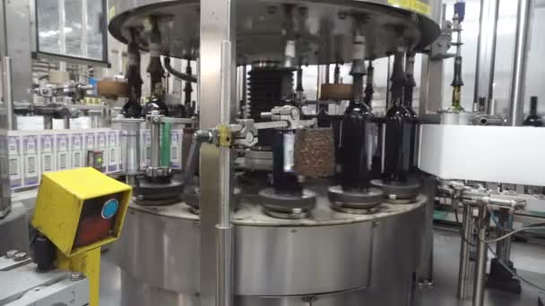 Máquina Que Aplica Selos Impostos Especiais Consumo Para Produtos Vitivinícolas — Vídeo de Stock