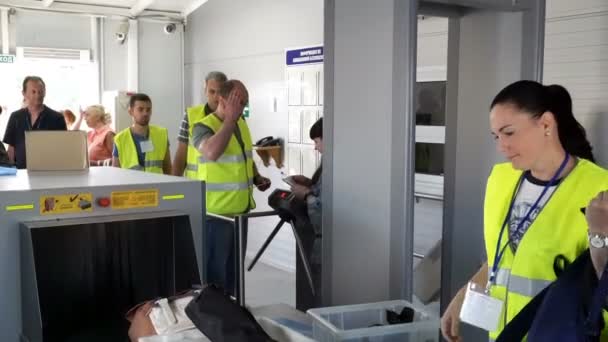 Волгоград Росія Серпня 2017 Аеропорт Перевірки Безпеки Ворота Металошукачем Сканер — стокове відео