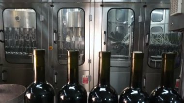 Şişeleme ve Konveyör hattı şarap Fabrikası'nda mühürleme