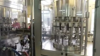 Sennoy, Rusya Federasyonu 15 Şubat 2018: şişeleme ve konveyör hattı Şarap Fabrikası'nda mühürleme
