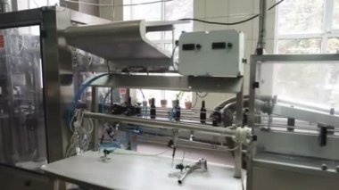 Sennoy, Rusya Federasyonu 15 Şubat 2018: şişeleme ve konveyör hattı Şarap Fabrikası'nda mühürleme