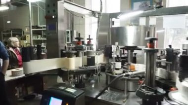 Sennoy, Rusya Federasyonu 15 Şubat 2018: şişeleme ve konveyör hattı Şarap Fabrikası'nda mühürleme