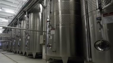 Sennoy, Rusya Federasyonu 14 Şubat 2018: çelik varil winemaker fabrika şarap fermantasyon için