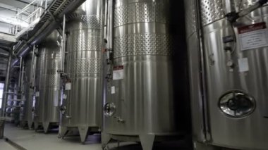 Sennoy, Rusya Federasyonu 14 Şubat 2018: çelik varil winemaker fabrika şarap fermantasyon için