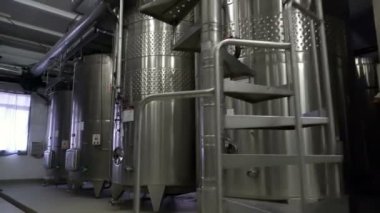 Sennoy, Rusya Federasyonu 14 Şubat 2018: çelik varil winemaker fabrika şarap fermantasyon için