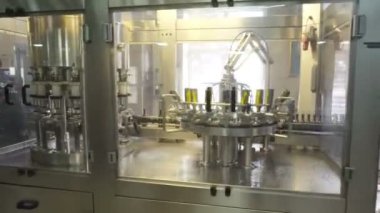 Sennoy, Rusya Federasyonu 15 Şubat 2018: şişeleme ve konveyör hattı Şarap Fabrikası'nda mühürleme
