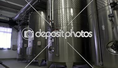 Sennoy, Rusya Federasyonu 14 Şubat 2018: çelik varil winemaker fabrika şarap fermantasyon için