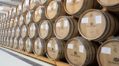 Sennoy, Rusya Federasyonu 14 Şubat 2018: eski şarap mahzeninde şarap fıçıları yığılmış