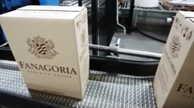 Sennoy, Rusya Federasyonu 14 Şubat 2018: kırmızı şarap karton kutular için konveyör besleme.