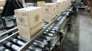 Sennoy, Rusya Federasyonu 14 Şubat 2018: kırmızı şarap karton kutular için konveyör besleme.