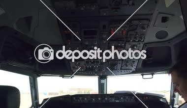 Volgograd, Rusya Federasyonu - 18 Ağustos 2017: Kaptan pilot kokpitte uçağın kalkış için hazırlanıyor