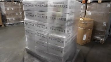 Sennoy, Rusya Federasyonu 14 Şubat 2018: ambalaj kutuları bir palet polimer film şarap ile