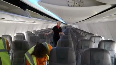 Volgograd, Rusya Federasyonu 18 Ağustos 2017: uçak bir temizlik şirketi tarafından uçuş sonrası temizlik