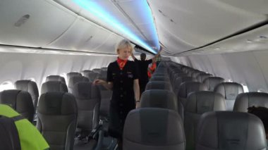 Volgograd, Rusya Federasyonu 18 Ağustos 2017: uçak bir temizlik şirketi tarafından uçuş sonrası temizlik