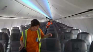 Volgograd, Rusya Federasyonu 18 Ağustos 2017: uçak bir temizlik şirketi tarafından uçuş sonrası temizlik