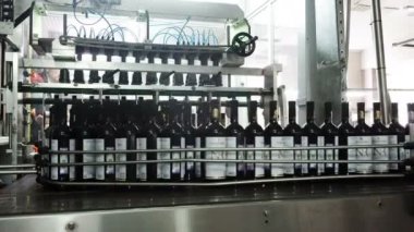 Sennoy, Rusya Federasyonu 14 Şubat 2048: şişeleme ve konveyör hattı Şarap Fabrikası'nda mühürleme