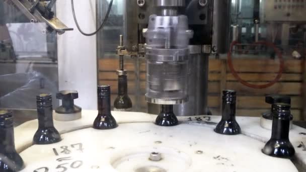Spinning Caps Flaskor Rött Vin Med Professionella Modern Utrustning — Stockvideo