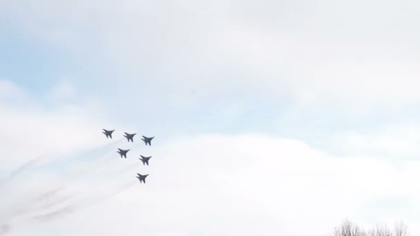 伏尔加格勒 俄罗斯联邦 2018年2月02日 俄罗斯军事空军航空集团表演的特技飞行 Strizhi — 图库视频影像