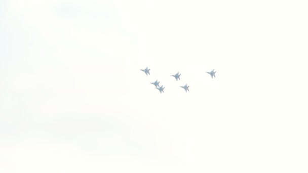 伏尔加格勒 俄罗斯联邦 2018年2月02日 俄罗斯军事空军航空集团表演的特技飞行 Strizhi — 图库视频影像