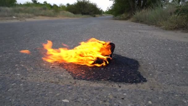 Paar Damenschuhe Auf Leerer Straße Brand Geraten — Stockvideo