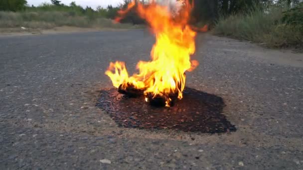 一双女鞋在一条空旷的路上着火了 — 图库视频影像