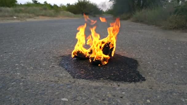 Boş Bir Yolda Yangında Kadın Ayakkabı — Stok video