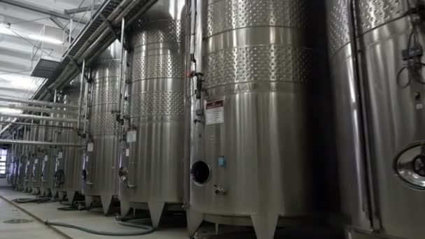 Sennoy 俄罗斯联邦 2018年2月14日 酿酒厂葡萄酒发酵用钢桶 — 图库视频影像