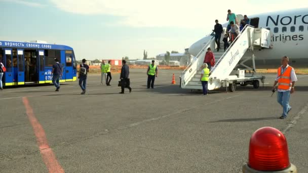 Volgograd Federacja Rosyjska Sierpnia 2017 Pasażerów Pozostanie Ziemi Samolotu — Wideo stockowe