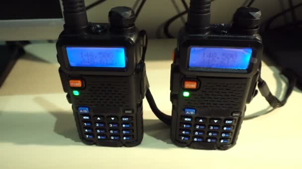 两个黑色处理便携式 Walkie Talkie 无线电发射器工作 在黑暗中闪烁 — 图库视频影像