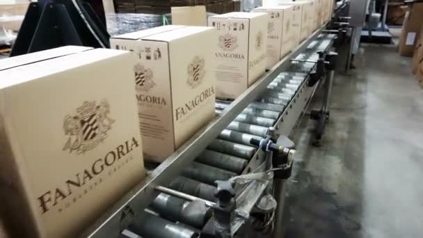 Sennoy Federação Russa Fevereiro 2018 Alimentando Caixas Papelão Vinho Tinto — Vídeo de Stock