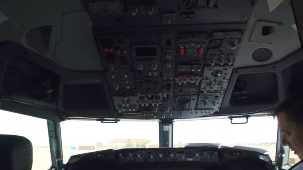 ヴォルゴグラード ロシア連邦 2017 パイロットのコックピットで飛行機のキャプテンの離陸準備中です — ストック動画