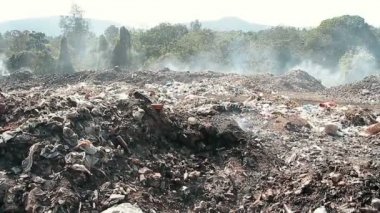 Büyük çöp dökümü atık dumanlı