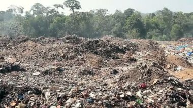 Büyük çöp dökümü atık dumanlı