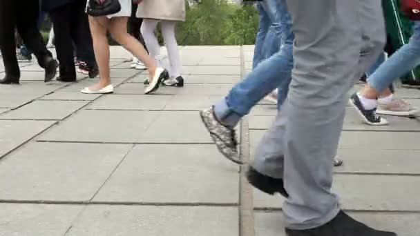 Volgograd Federasi Rusia Mei 2015 Orang Orang Menyeberang Jalan Pada — Stok Video