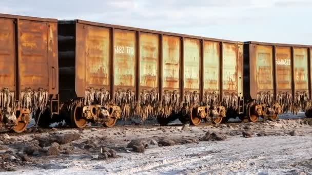 Baskunchak で塩の鍾乳石とニジニ Baskunchak ロシア連邦 2015 古いさびた鉄道ワゴン — ストック動画