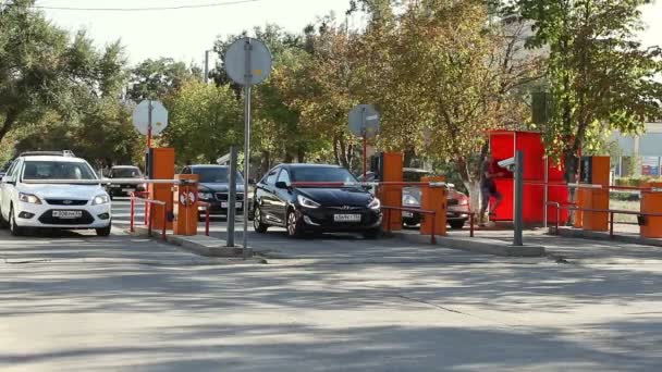 Wolgograd Russische Föderation September 2015 Automatische Sicherheitsschleuse Auf Dem Parkplatz — Stockvideo