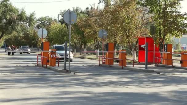 Volgograd Rusland September 2015 Automatische Veiligheidsbarrière Parking — Stockvideo
