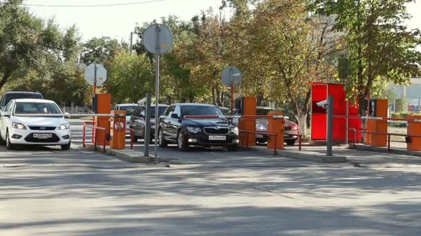 Wolgograd Russische Föderation September 2015 Automatische Sicherheitsschleuse Auf Dem Parkplatz — Stockvideo